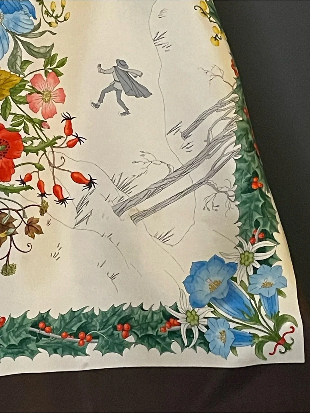 Vintage Gucci V Accornero Silk Scarf Agrifoglio Holly 34 In Good Condition